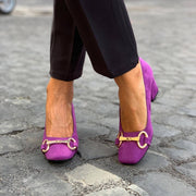 ELEGANT PUMPS WITH GOLD DETAIL